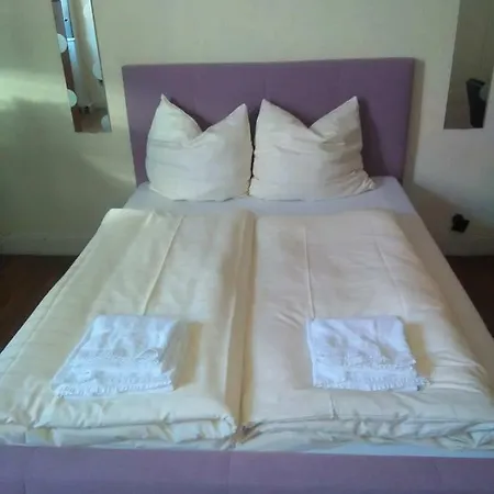 Apartment Doppelbettzimmer Mit Bad Kaiserslautern